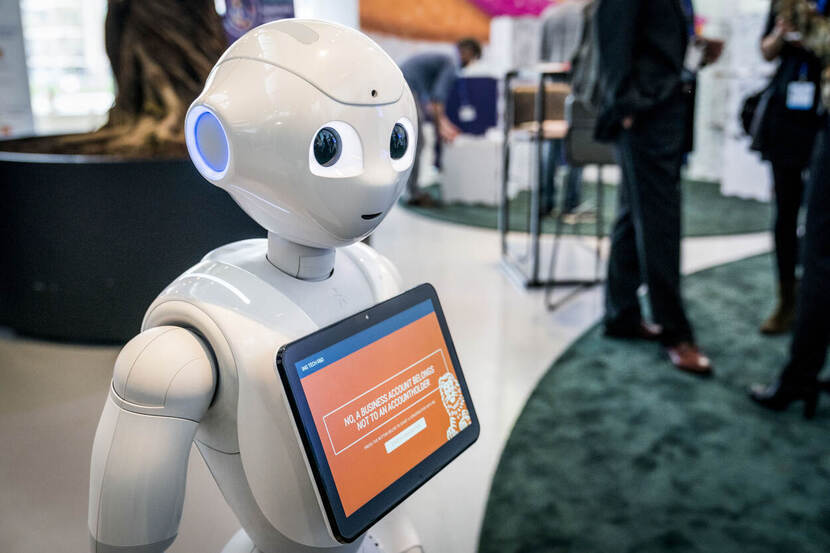 Robot verwelkomt bezoekers NL Digitaal Hilversum 2019